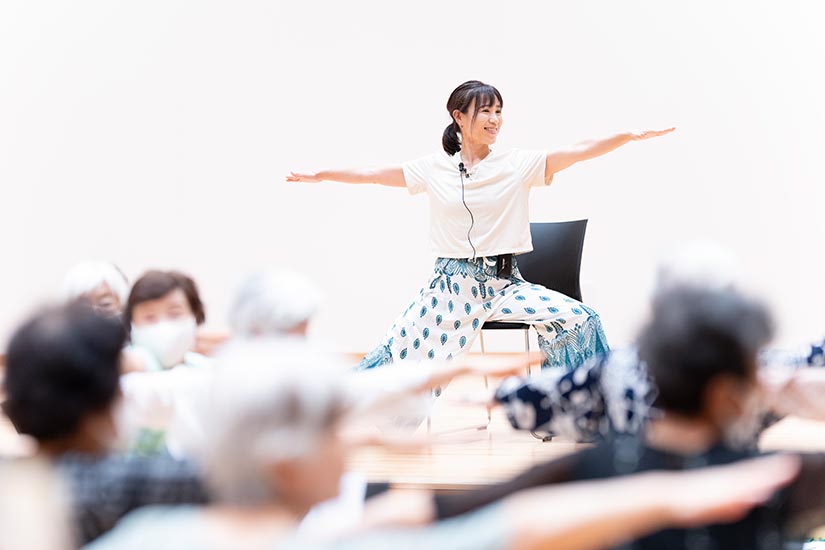 椅子ヨガの様子①