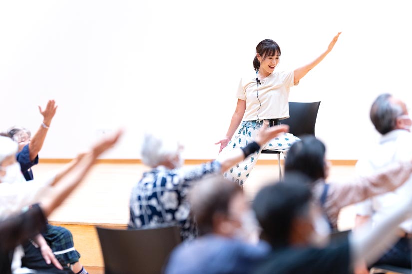 椅子ヨガの様子②